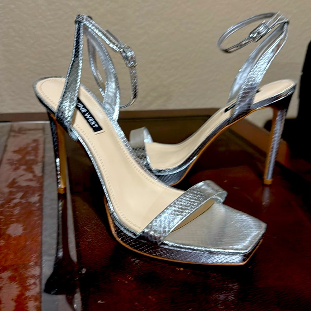 Nine West 4.5“ silver texture Zadie heels